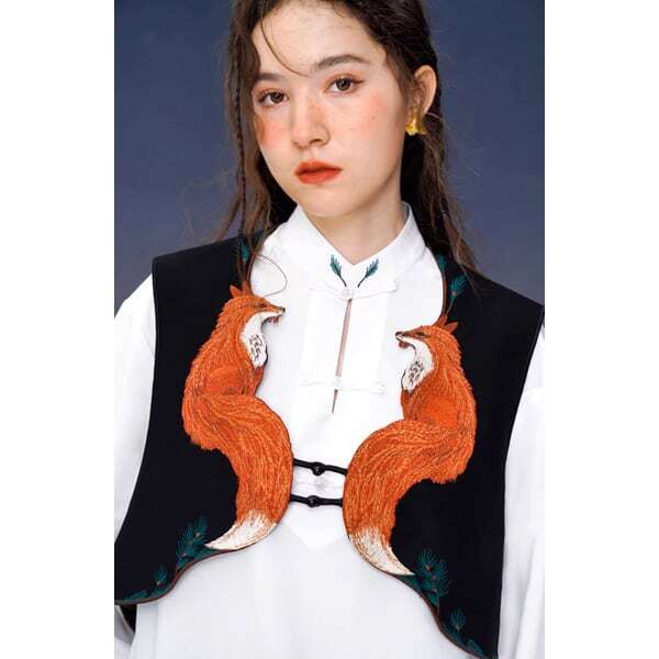 フォックス刺繍ブラックベスト C0097