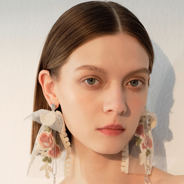 レース&フラワー刺繍のリボンピアス《Z01035》