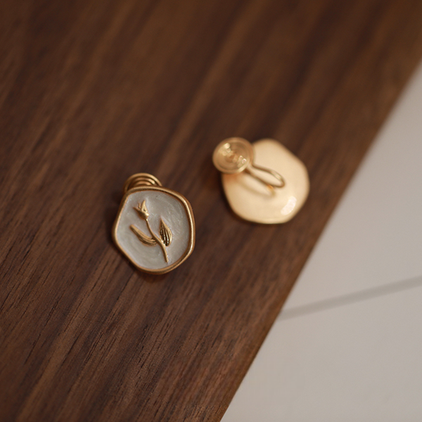 【2pattern】チューリップモチーフヘキサゴンイヤーアクセサリー 《Z00767》