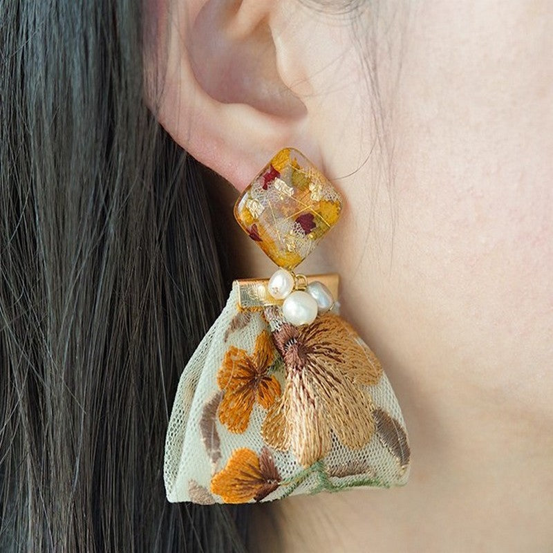 花を閉じ込めた刺繍リボンピアス