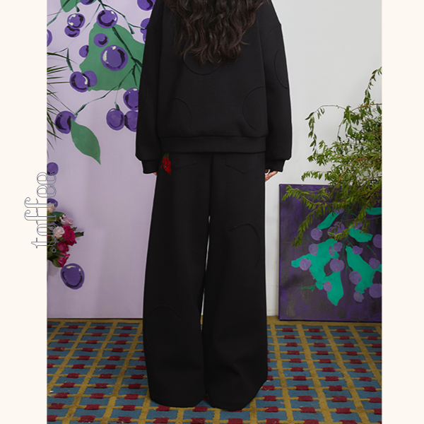 ストロベリー刺繍ブラックスウェットパンツ 《Z00698》