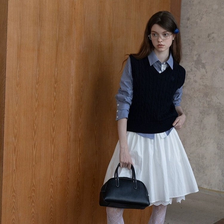 優雅な知性を纏うエレガントネイビー・ケーブルニット《Z01078》