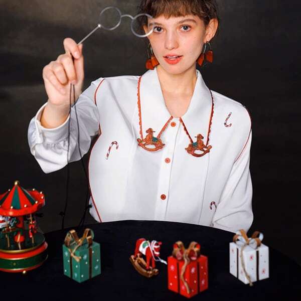 【2color】木馬刺繍配色ビッグ衿ブラウス C0109