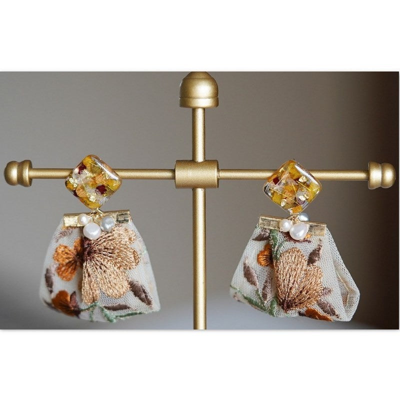 花を閉じ込めた刺繍リボンピアス