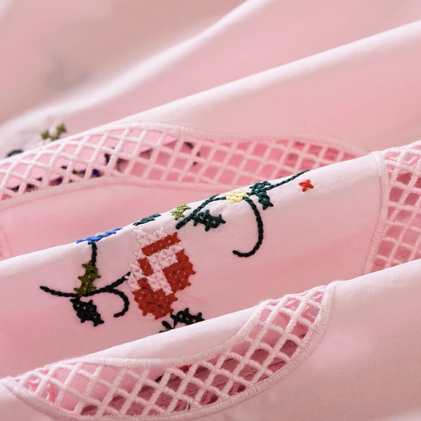 フラワー刺繍とリボン装飾のスクエアカラーブラウス《Z01007》