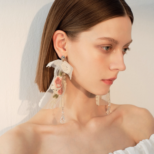 レース&フラワー刺繍のリボンピアス《Z01035》