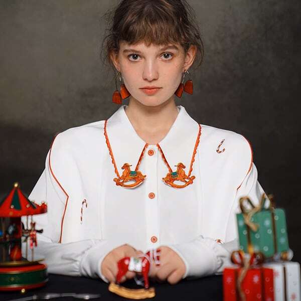 【2color】木馬刺繍配色ビッグ衿ブラウス C0109