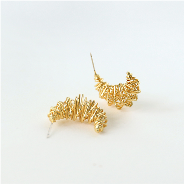 三日月型のゴールドカラーピアス Z00342