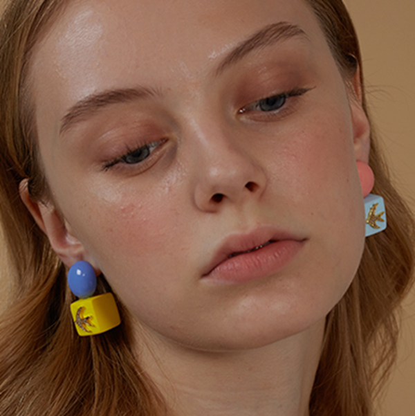 キューブ&ボールツバメモチーフピアス 《Z00792》