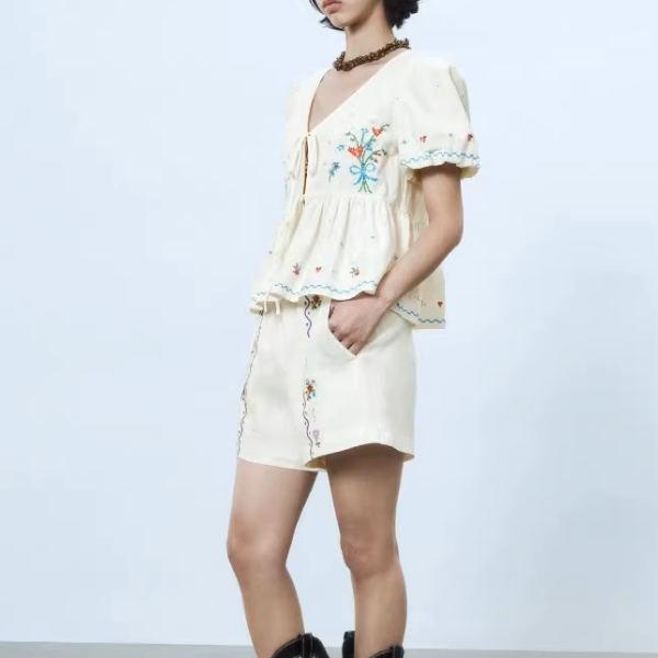 フラワー刺繍ペプラムブラウス《Z01032》