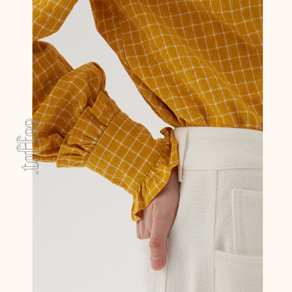 フリルネックチェック柄スリムシャツ《Z00848》