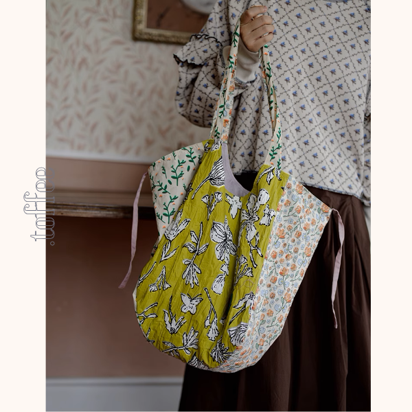 パッチワーク風花柄トートバッグ《Z00955》