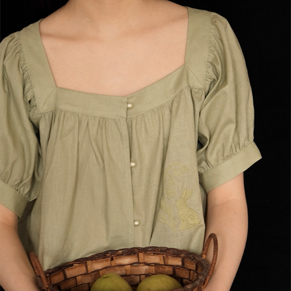 【2color】刺繍うさぎのスクエアネックブラウス《Z01046》