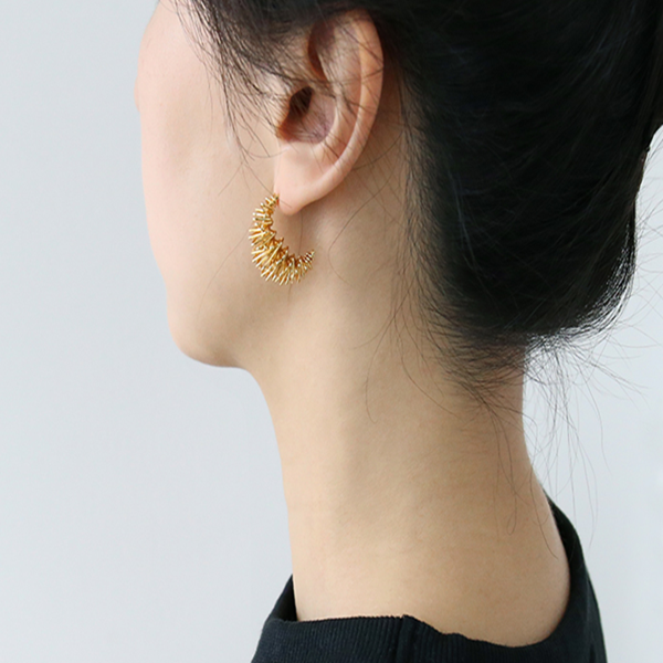 三日月型のゴールドカラーピアス Z00342