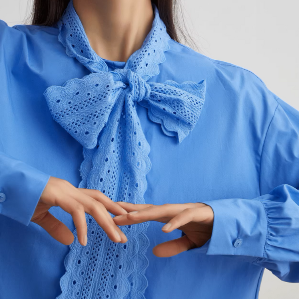 アイレット刺繍ボウタイブラウス&ブラックパンツセットアップ《Z00952》