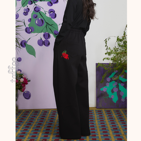 ストロベリー刺繍ブラックスウェットパンツ 《Z00698》