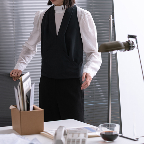 Vネックバックフリルデザインベスト Z00552