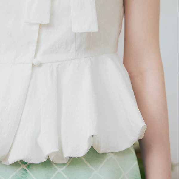 リボン装飾付きアシンメントリーペプラムトップ《Z00975》