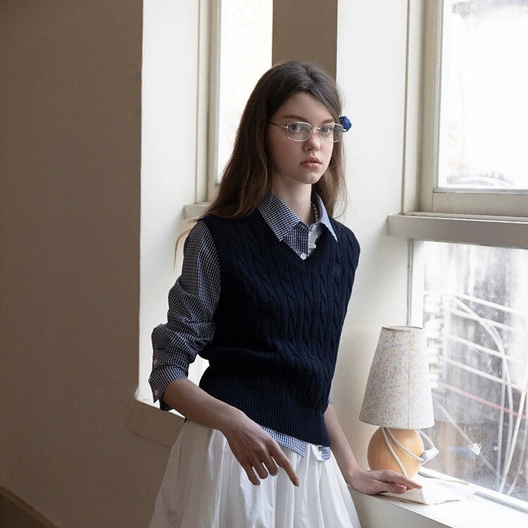 優雅な知性を纏うエレガントネイビー・ケーブルニット《Z01078》