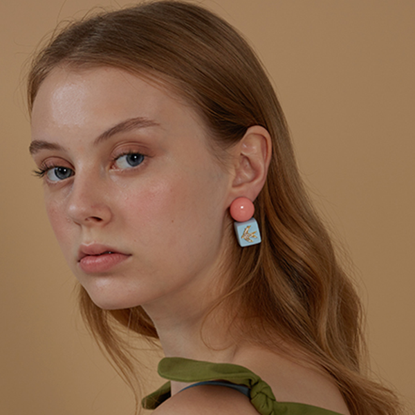 キューブ&ボールツバメモチーフピアス 《Z00792》