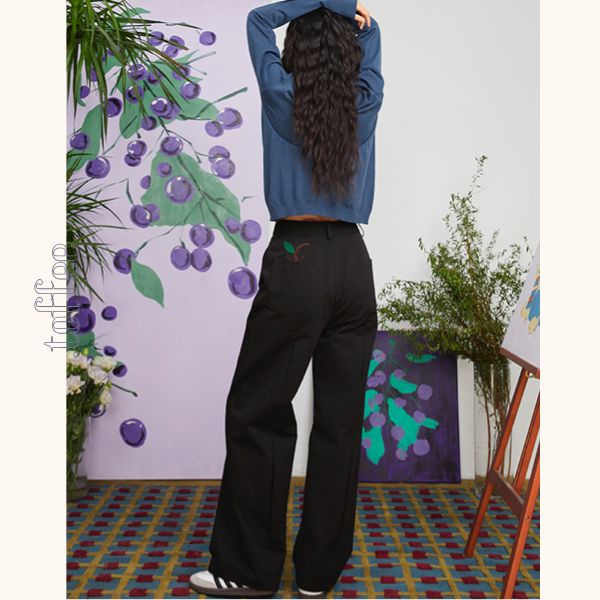 アップル刺繍ブラックストレートパンツ 《Z00693》