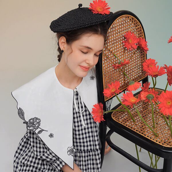 繊細バラ刺繍のつけ襟:あなただけの魔法のアクセサリー 《C0212》