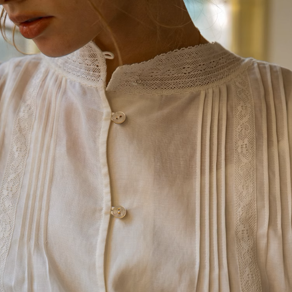 【2color】レース刺繍&バックボタンディテールブラウス《Z00869》