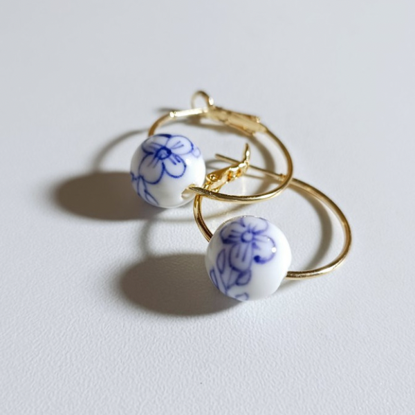 ホワイトビーズレトロイラストリングピアス AU-044