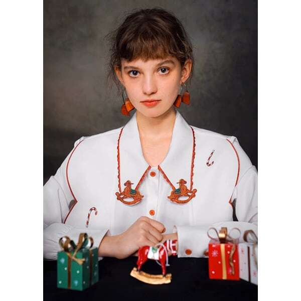 【2color】木馬刺繍配色ビッグ衿ブラウス C0109