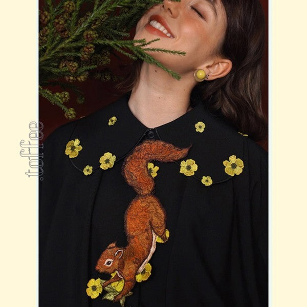 森のファンタジー:花の妖精と無邪気なリスの刺繍タイ 《C0190》