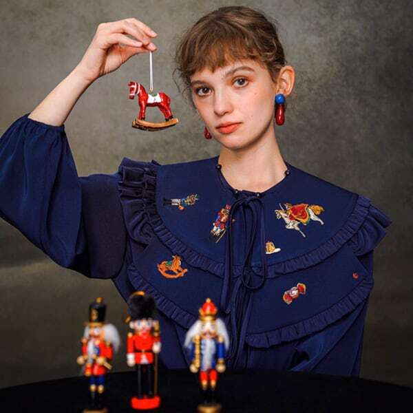 くるみ割り人形刺繍フリル衿ブラウス C0113