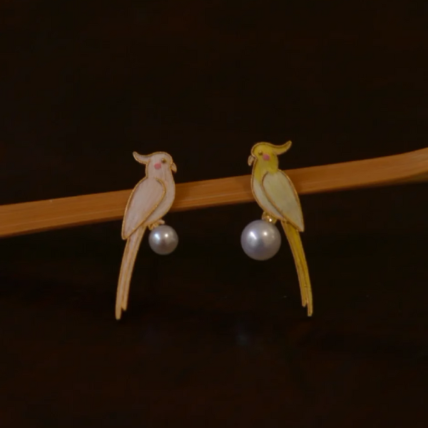 イエローオウムモチーフピアス《Z00871》