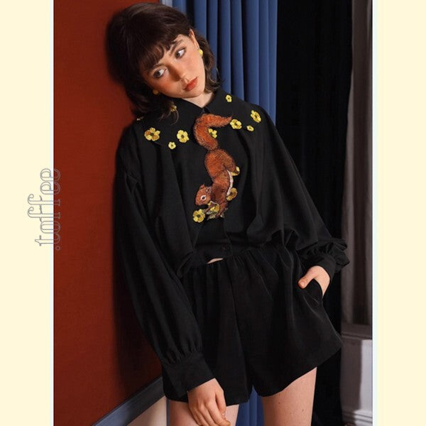 森のファンタジー:花の妖精と無邪気なリスの刺繍タイ 《C0190》