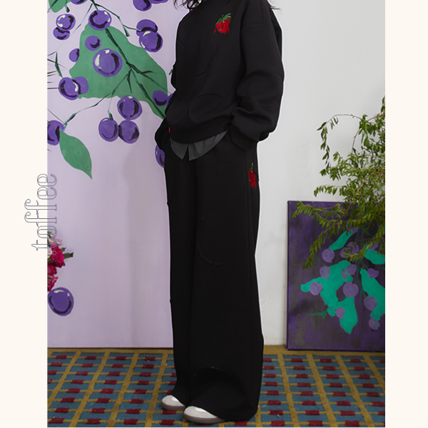 ストロベリー刺繍ブラックスウェットパンツ 《Z00698》