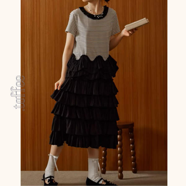 ストライプ切り替えラッフルヘムトップ&ティアードミモレ丈スカートのセットアップ《Z00941》
