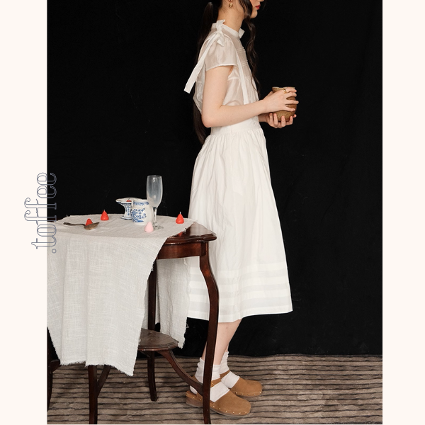 花刺繍ホワイトサスペンダースカート《Z01053》