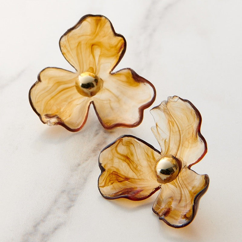 淡い花が可憐なピアス