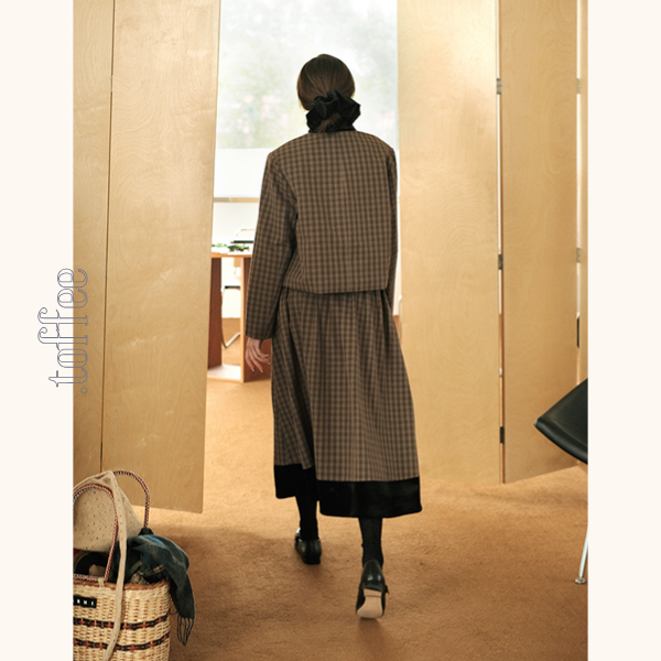 ブラックポケット付きジャケット&ミモレ丈スカートのブラウンチェックセットアップ Z00514