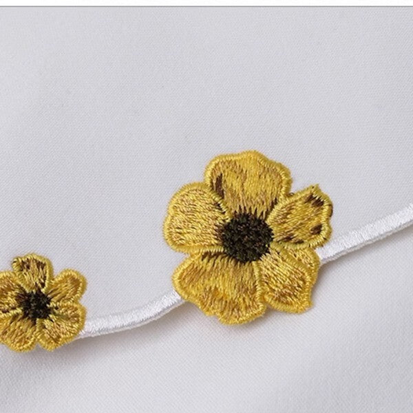 【2color】花の妖精:芸術的なお花刺繍のドールカラーブラウス 《C0191》