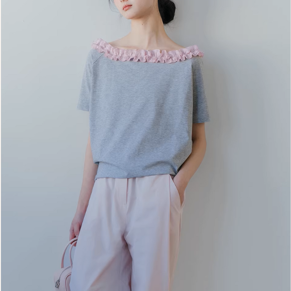 【2color】フリル襟のオフショルダートップ《Z01072》