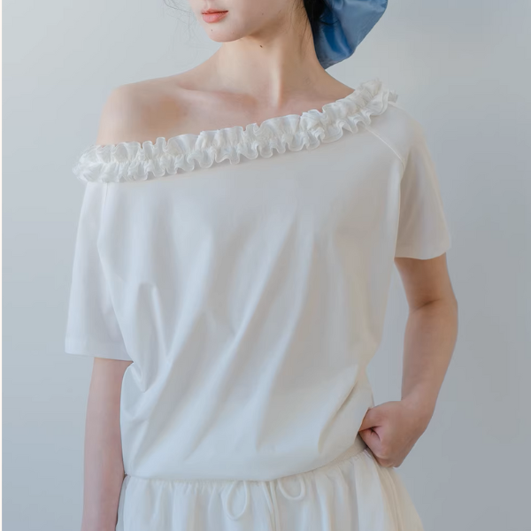 【2color】フリル襟のオフショルダートップ《Z01072》