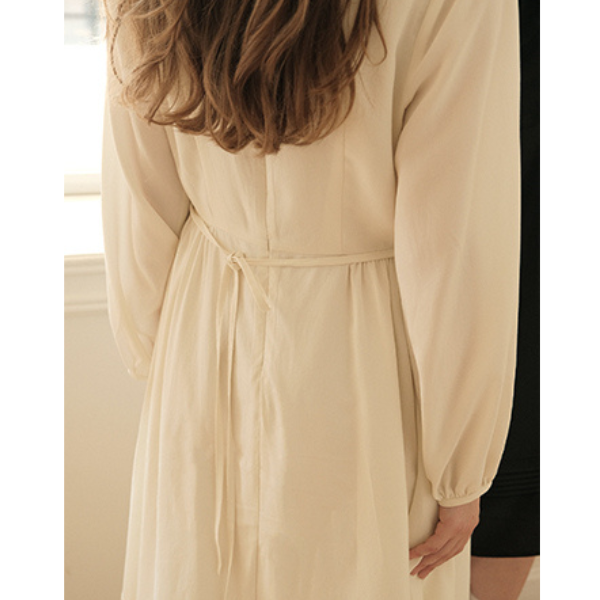 【2color】北欧風フラワー刺繍入りミモレ丈ワンピース  Z00010