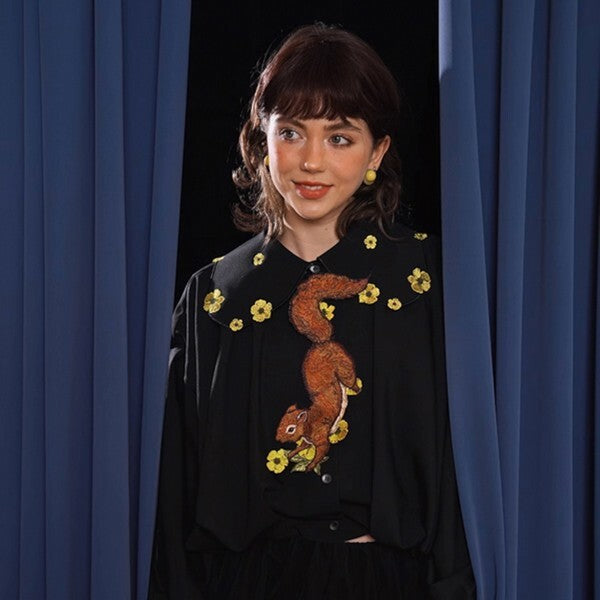 森のファンタジー:花の妖精と無邪気なリスの刺繍タイ 《C0190》