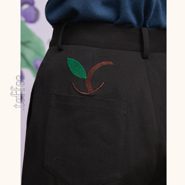 アップル刺繍ブラックストレートパンツ 《Z00693》