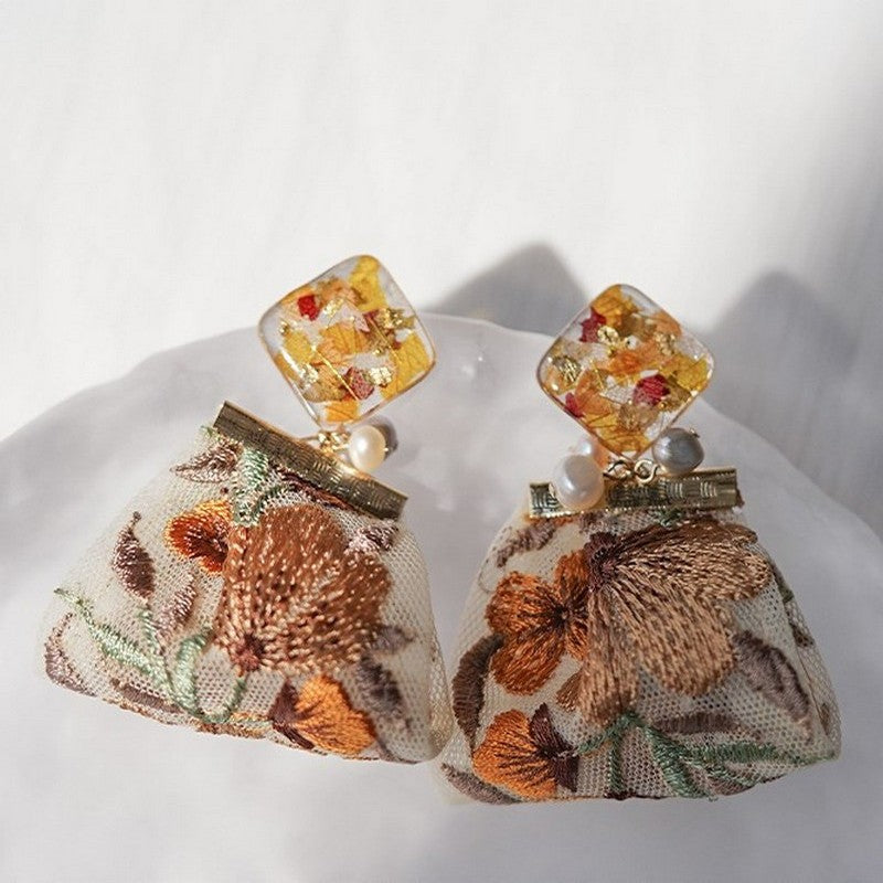 花を閉じ込めた刺繍リボンピアス