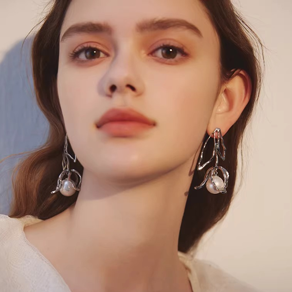 揺れるメタルペタルとパールのピアス《Z01256》