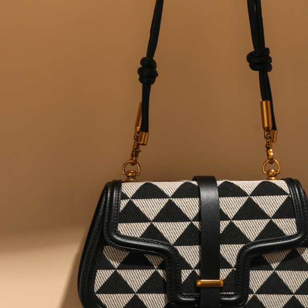 トライアングルプリントフラップメッセンジャーバッグ　AU-170