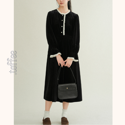 レースディテールグロッシーブラックワンピース　《Z00760》