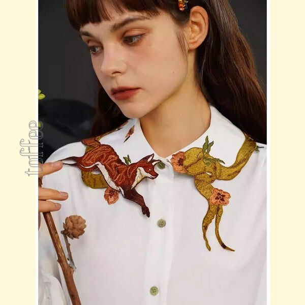 「小狐物語」 オリエンタルテイストが香る：キツネ刺繍ドリーミーブラウス C0183