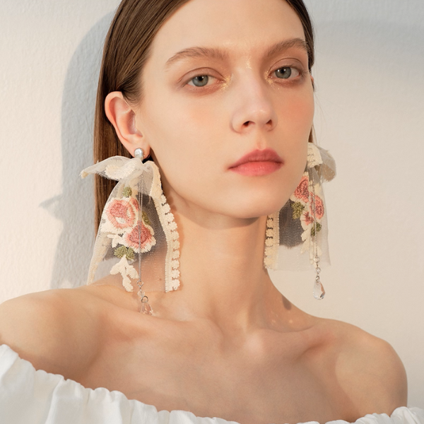 レース＆フラワー刺繍のリボンピアス《Z01035》